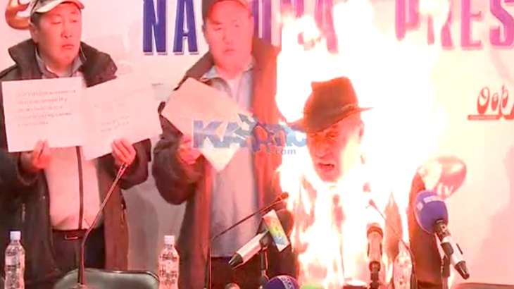 【衝撃映像】記者会見中、突然自分の身体に火を放つ男･･･。