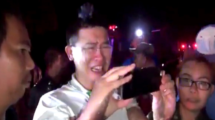 【衝撃映像】号泣しながら焼死体をスマホで撮影する男･･･。