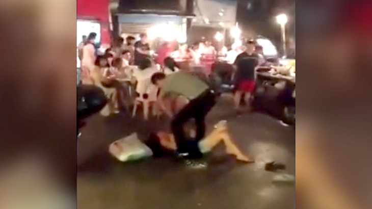 人が大勢いる屋台で妻を殴りまくるDV夫。誰も助けようとしない･･･。