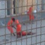 【閲覧注意】刑務所内の暴動により8人が死亡。死体を一箇所にまとめる囚人たち。