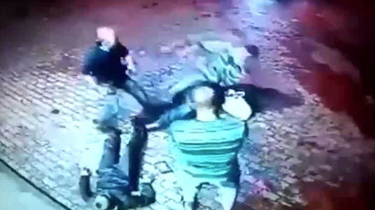 実は強かった小柄なおっさん、2人の男を一瞬でKOしてしまう。