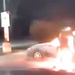 【衝撃映像】車に乗り込もうとする不審な男に警察官が近づいた瞬間、大爆発。