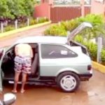 【衝撃映像】車に挿したケーブルでスマホを充電しようとした男、感電死･･･。