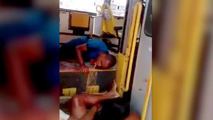 【閲覧注意】銃撃されたバスの乗客、血まみれになってゲロを吐いてしまう･･･。