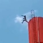 【衝撃映像】給水塔の上から勢いよくジャンプして自殺する男。