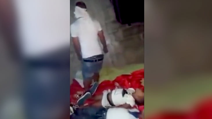 【衝撃映像】幼い2人の息子を絞め殺し首吊り自殺した父親。