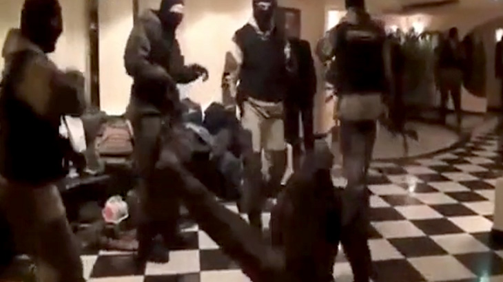 これから麻薬の売人がいる部屋に突入する特殊部隊員たち、ダンスを踊る。