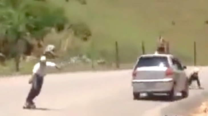 公道でダウンヒルしていたスケーター、対向車に轢かれて死亡･･･。