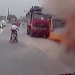 【中国】なぜかトラックのドアが爆発。