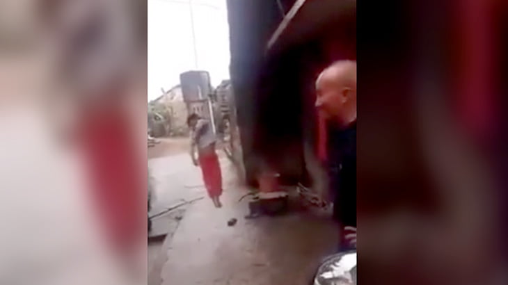 料理店から食べ物を盗んだ男の子、吊るされてしまう･･･。