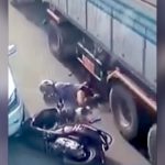 【衝撃映像】スクーターで転倒した女の子、トラックのタイヤに脚を何度も踏み潰されてしまう･･･。
