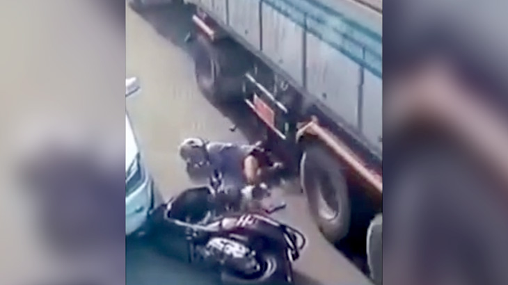 【衝撃映像】スクーターで転倒した女の子、トラックのタイヤに脚を何度も踏み潰されてしまう･･･。