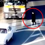 横断歩道を渡っていた女性、トラックの死角に入ってしまい轢かれてしまう･･･。