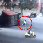 【衝撃映像】バイクに2人乗りしていた男女、男はトラックに潰されて死んで女性は無傷･･･。
