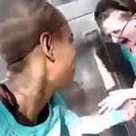 【衝撃映像】黒人女さん、白人のおばあちゃんにスタンガンを押し付けまくる･･･。
