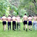 公園で半裸の男たちが殴り合うロシアのファイトクラブ。
