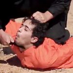 【超！閲覧注意】ISISが公開した斬首した頭を棒に突き刺すグロ動画。