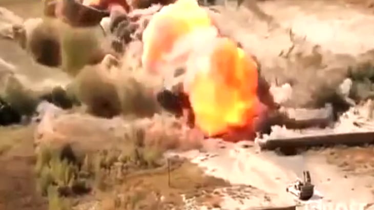 【衝撃映像】地雷除去車両で地雷を一斉に爆破する瞬間が迫力満点。