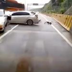 【衝撃映像】高速道路でバスが乗用車の列に突っ込んで4人を殺してしまった事故映像。