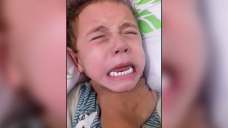 【衝撃映像】イカれ女さん、まだ幼い息子の首を締める動画を投稿してしまう･･･。