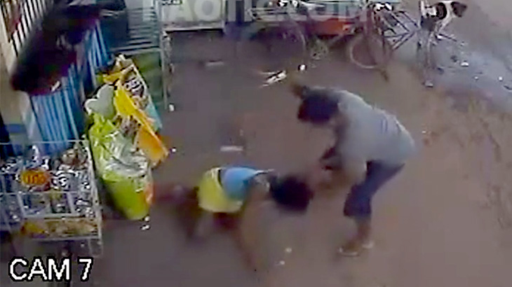 【衝撃映像】後ろから突然ナイフで何度も刺されてしまう女性･･･。