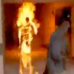 【衝撃映像】学校内で自分の体に火を放ち自殺をはかった男子学生。