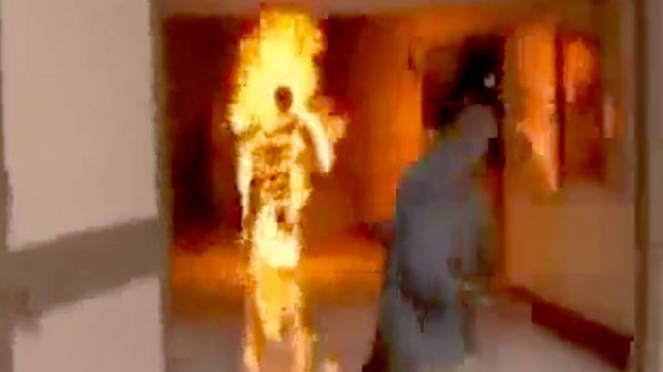 【衝撃映像】学校内で自分の体に火を放ち自殺をはかった男子学生。