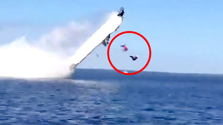 【衝撃映像】レーシングボートが反転し、まるで “水切りの小石” のように水面を転がる2人の男性。