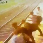 【衝撃映像】電車の屋根が突然激しく発光し乗客が一斉に逃げ出す映像。