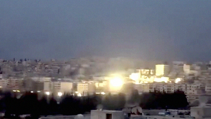 【衝撃映像】空爆により街が破壊される瞬間。