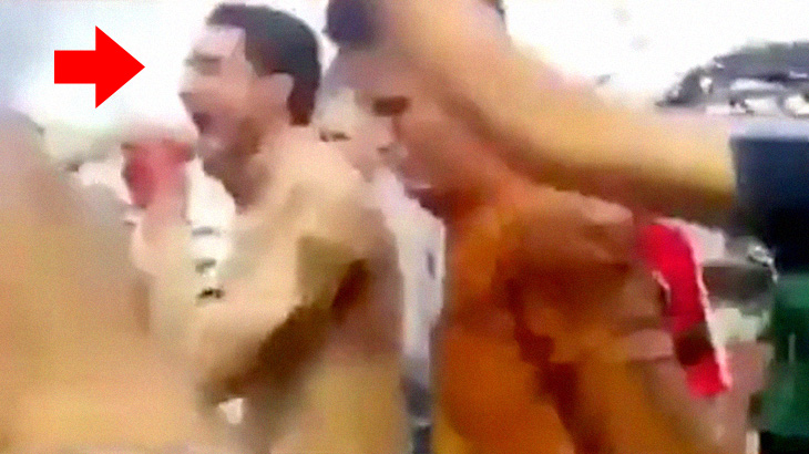 【閲覧注意】胸を切り開き心臓をえぐり出して食べてしまう男のグロ動画･･･。