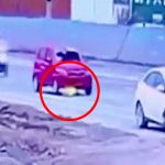 【衝撃映像】女性を轢いた車、そのまま30メートルも引きずってしまう･･･。