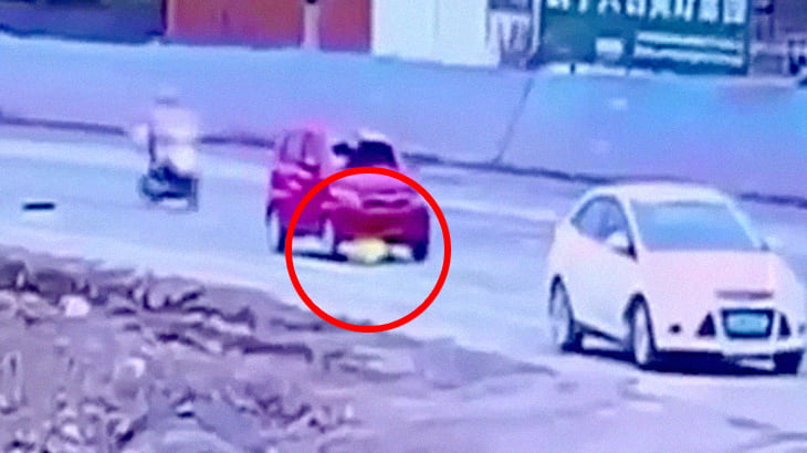 【衝撃映像】女性を轢いた車、そのまま30メートルも引きずってしまう･･･。