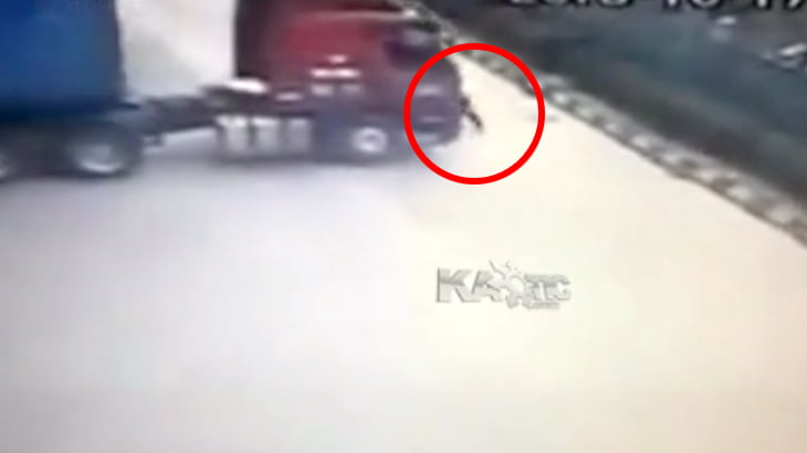 動き出してしまった無人の大型トラックを生身で止めようとした男性、押しつぶされて死亡･･･。