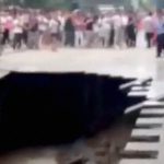 【中国】歩道が突然陥没して2人がボッシュートされてしまう瞬間。