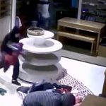 【衝撃映像】窃盗のプロ集団、1分もかからずに店の商品をすべて盗んでしまう･･･。