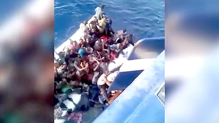 難民ボートから我先に漁船に乗り込もうとして転覆してしまう人間たち。