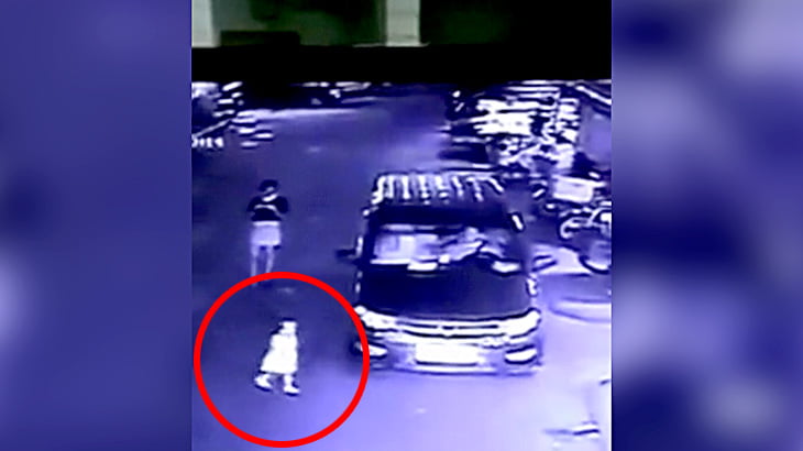 【衝撃映像】小さな女の子、車の死角に入って轢かれてしまう･･･。