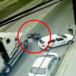 【衝撃映像】車にぶつかって転倒したバイカー、後続のトラックに頭を踏み潰されて死亡･･･。