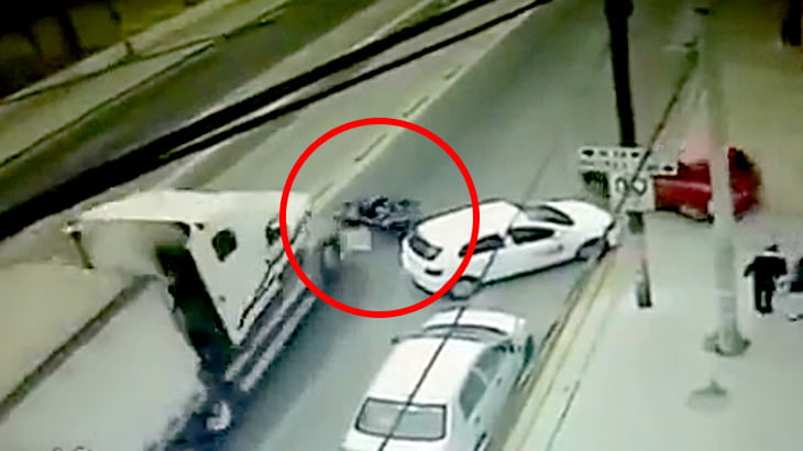 【衝撃映像】車にぶつかって転倒したバイカー、後続のトラックに頭を踏み潰されて死亡･･･。