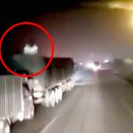【衝撃映像】走行中のトラックにぴったりくっついて荷台に乗り込み荷物を奪う強盗たち。