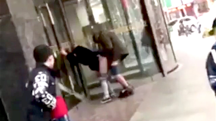 【衝撃映像】ホテルのエントランスの前で我慢できずにセックスしちゃうカップル。