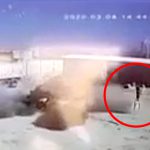 【衝撃映像】爆弾を積んだ車に近づいてしまった男、吹き飛ばされてしまう･･･。