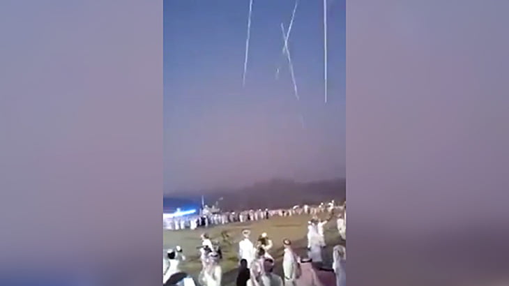 【衝撃映像】お祝いのためにとんでもない数の祝砲を撃ちまくる中東の人々。