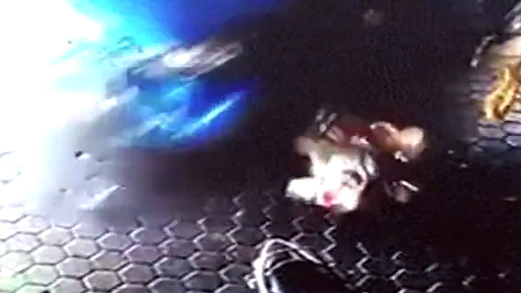 【衝撃映像】クラッシュした車から2人の子供を間一髪守った男。