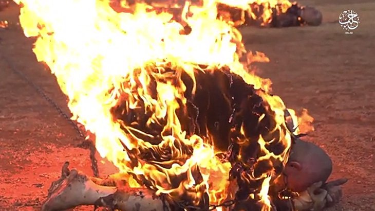 【閲覧注意】生きたまま焼かれてしまう2人の兵士を撮影した高画質グロ動画。