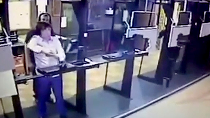 【衝撃映像】射撃場で自分の胸を撃って自殺をはかった男、後ろにいたインストラクターも撃ち抜いてしまう･･･。