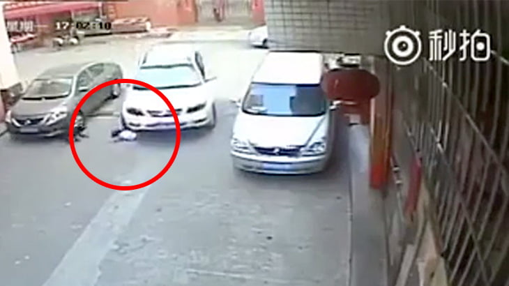 【衝撃映像】駐車場で遊んでいた女の子、車に轢かれてしまう･･･。
