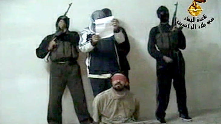 【閲覧注意】「アッラーフ・アクバル」を連呼しながら男の首を切断するグロ動画。