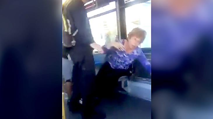 ツバを吐きかけたおばさん、ビンタされて超わざとらしく倒れる映像。